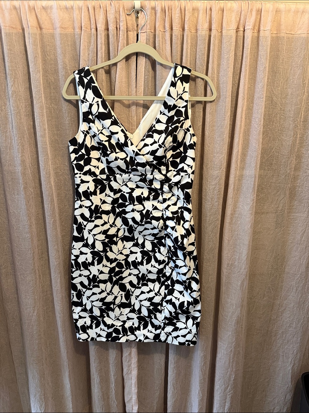 Donna Ricco Black and White Floral V-Neck Mini Dress